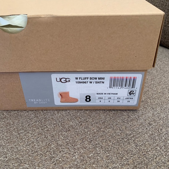 Women’s Uggs - Picture 3 of 6